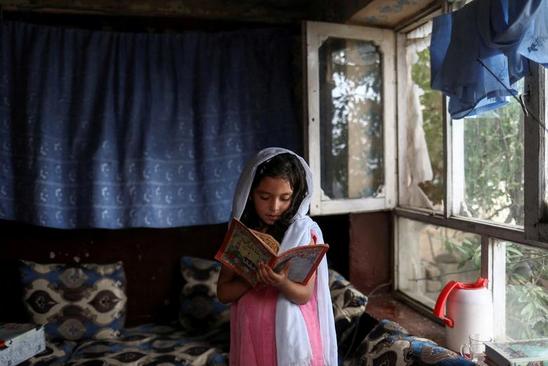 دختر دانش آموز افغان محروم از مدرسه+عکس