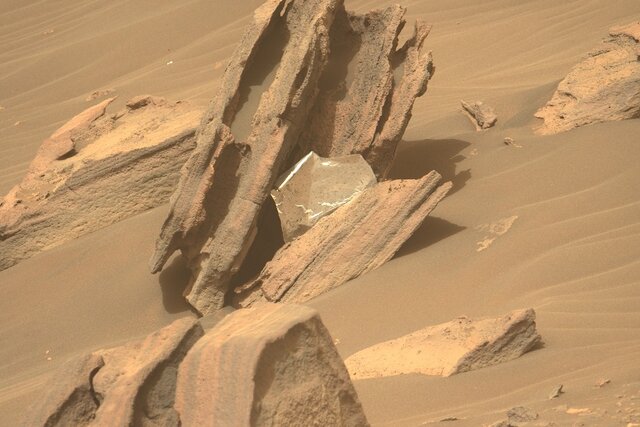 مشاهده شیء عجیب نقره‌ای در مریخ+عکس