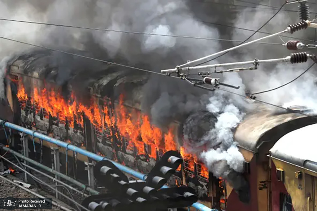 معترضان در هند قطارها را به آتش کشیدند+عکس