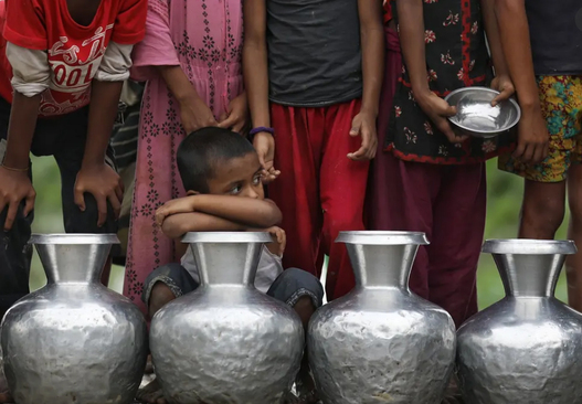 صف توزیع آب در بنگلادش+عکس