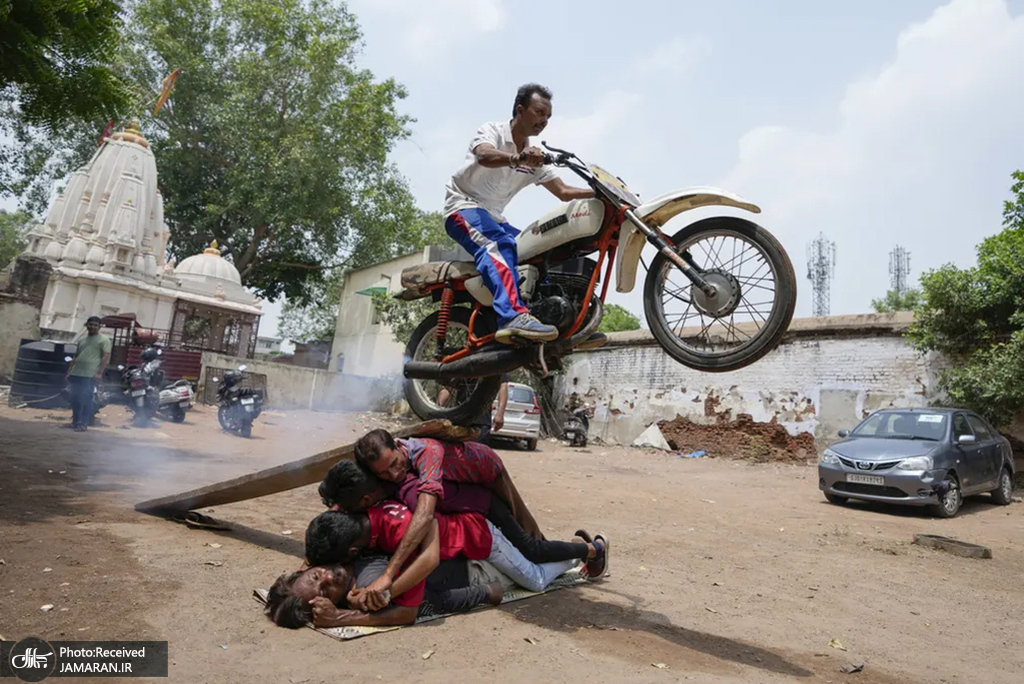 حرکت خطرناک مرد هندی با موتور+عکس