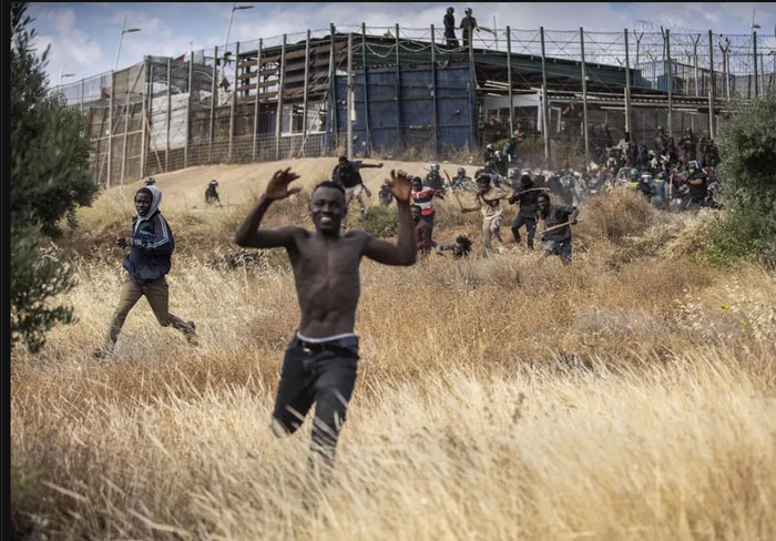 عبور مهاجران آفریقایی از موانع مرزی+عکس