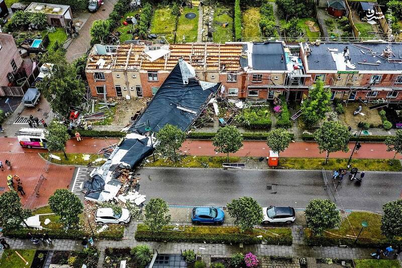 طوفان مهیب سقف خانه را جدا کرد+عکس