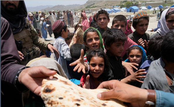مردم افغانستان در پی یک تکه نان+عکس