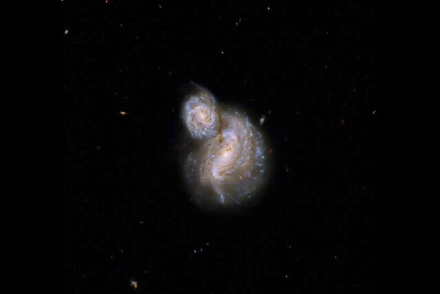 تصویر هابل از دو کهکشان مارپیچی عجیب+عکس