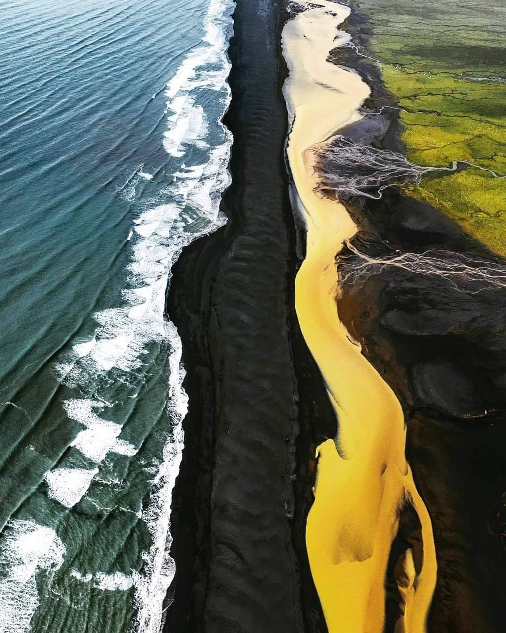 تصویر دیدنی از رودخانه زرد ایسلند+عکس