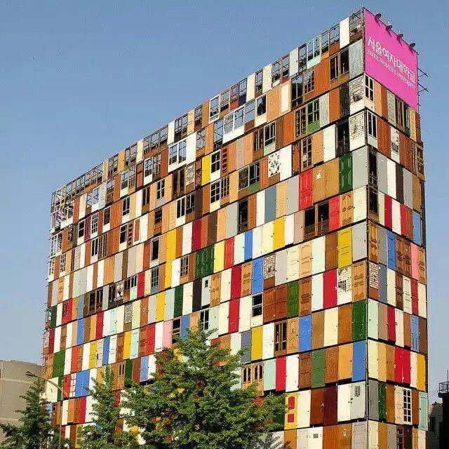 ساختمانی با هزار در رنگارنگ+عکس