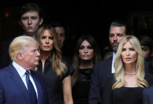 ترامپ در مراسم تشییع اولین همسرش+عکس
