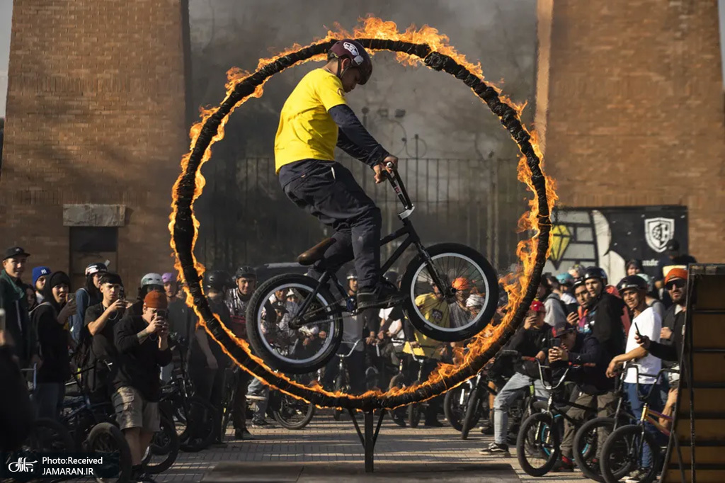 حرکت هیجان انگیز یک دوچرخه سوار در حلقه آتش+عکس