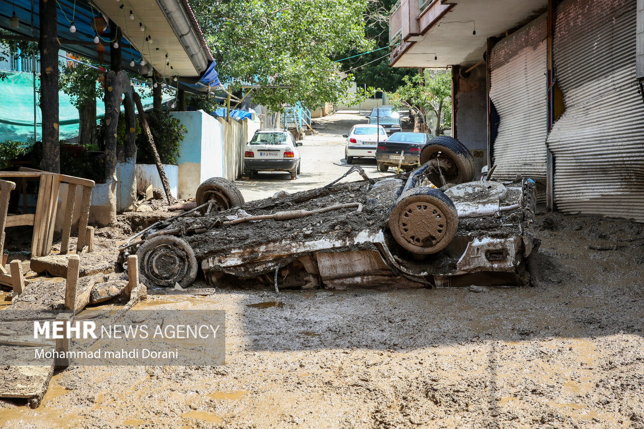 وضعیت عجیب یک خودرو در سیل امامزاده داوود+عکس