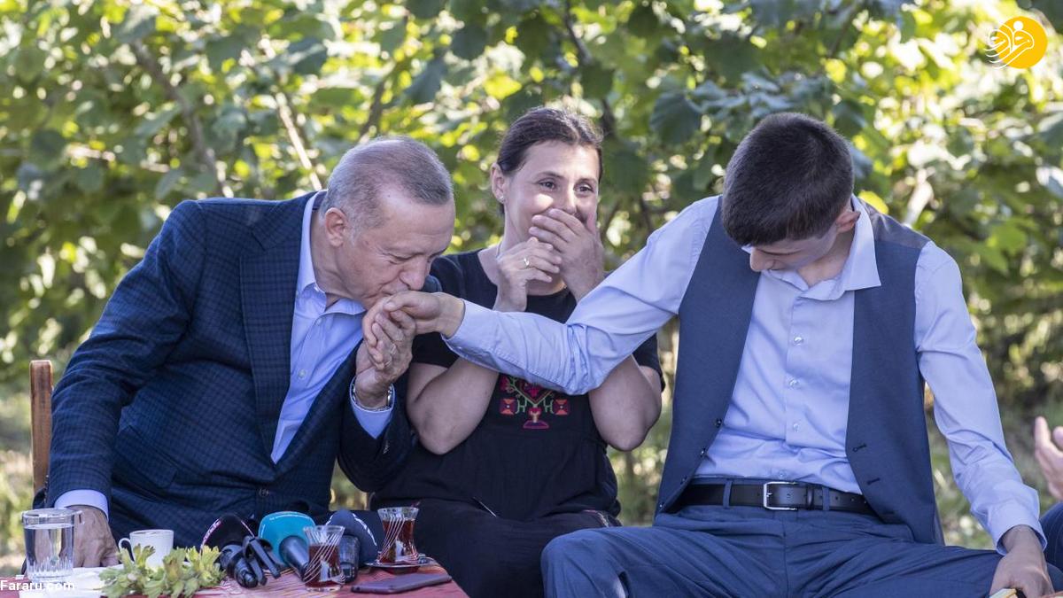 اردوغان دست یک جوان مبتلا به اوتیسم را بوسید+عکس