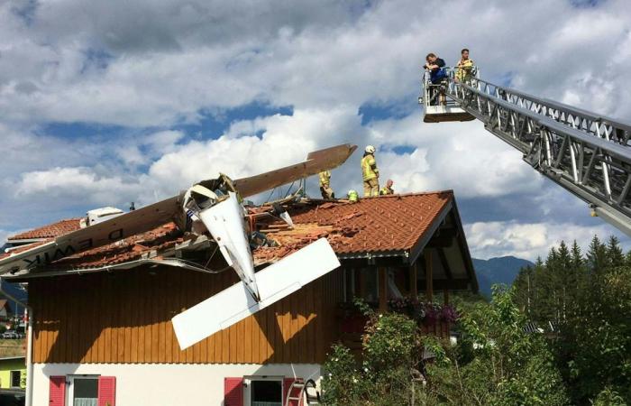 سقوط هواپیمای کوچک روی خانه‌ای در اتریش+عکس
