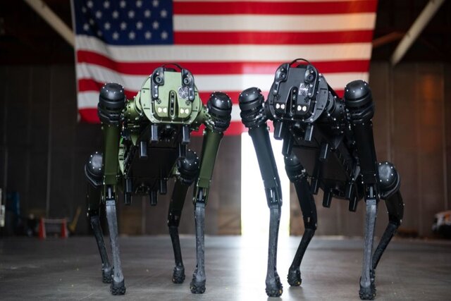 سگ‌های رباتیک در حال گشت‌زنی در پایگاه فضایی  آمریکا+عکس