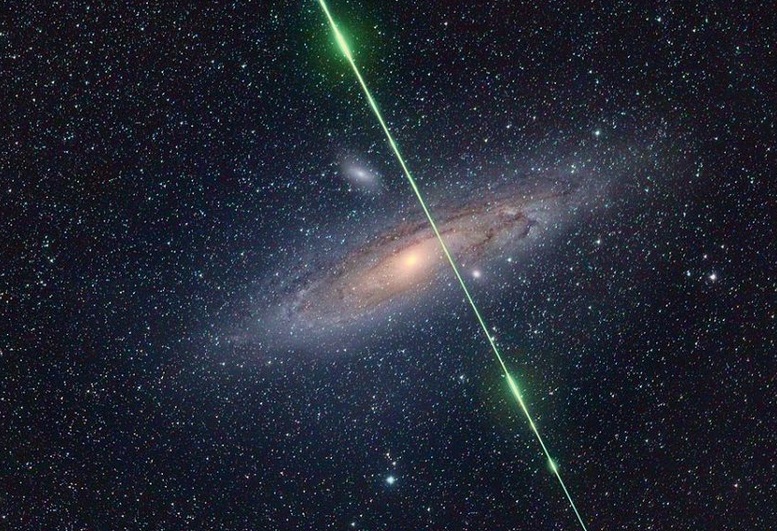 عبور پرتوی سبز رنگ از میان کهکشان آندرومدا+عکس