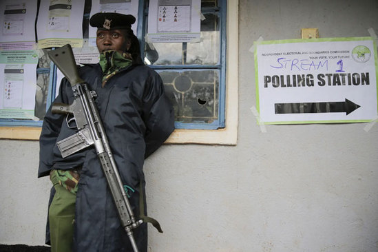 اسلحه بزرگ یه مامور در انتخابات کنیا+عکس