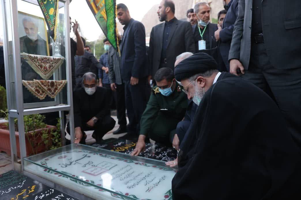 رئیس جمهور در کنار مزار شهید سردار سلیمانی+عکس