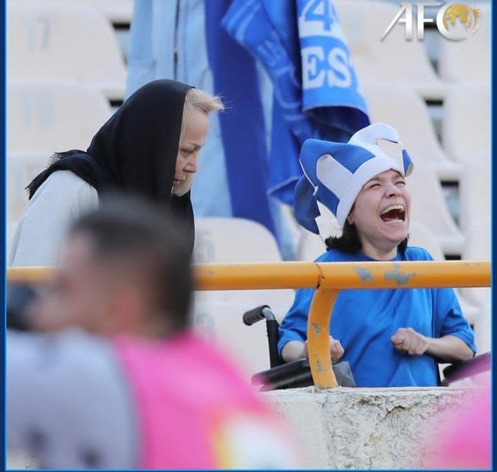 شادی امروز یک دختر معلول از حضور در استادیوم+عکس