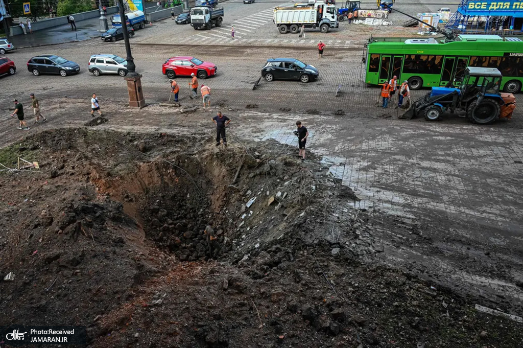حفره ایجاد شده در اوکراین بعد از حمله موشکی+عکس