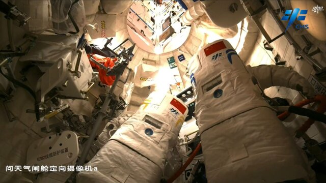 اولین پیاده روی فضایی چینی‌ها خارج از ایستگاه فضایی