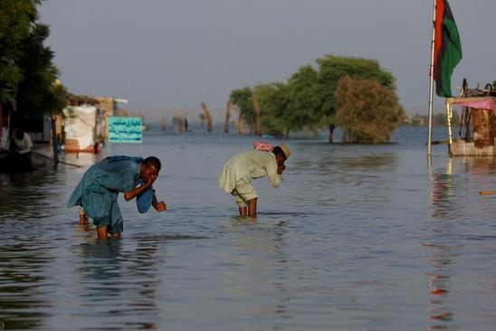 وضو گرفتن پاکستانی‌ها با آب سیلاب+عکس