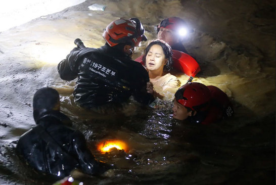 نجات یک زن گرفتارشده در سیلاب+عکس