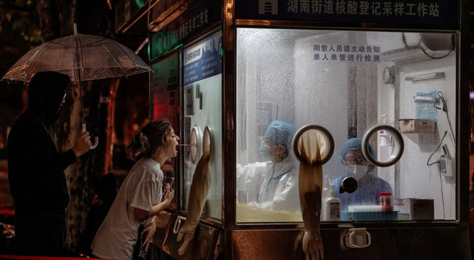 باجه تست کرونا در شهر شانگهای چین+عکس