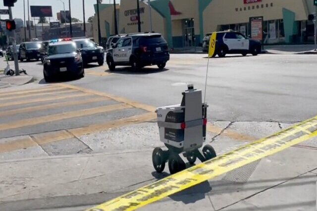 عبور ربات حمل غذا از صحنه جرم در لس آنجلس+عکس