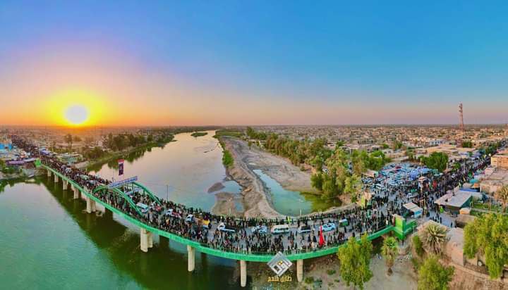 نمایی دیدنی از زائران اربعین روی پل رودخانه الفرات+عکس