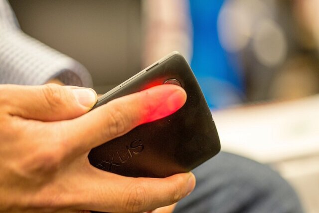 اندازه‌گیری اکسیژن خون با دوربین‌ گوشی‌ هوشمند 