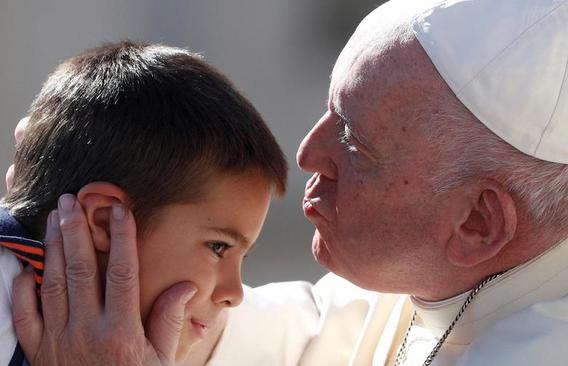 پاپ در حال بوسیدن یک پسربچه+عکس