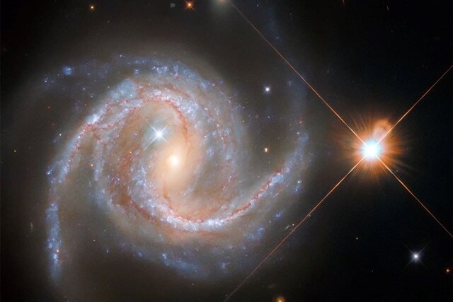درخشش خیره‌کننده یک کهکشان مارپیچی+عکس