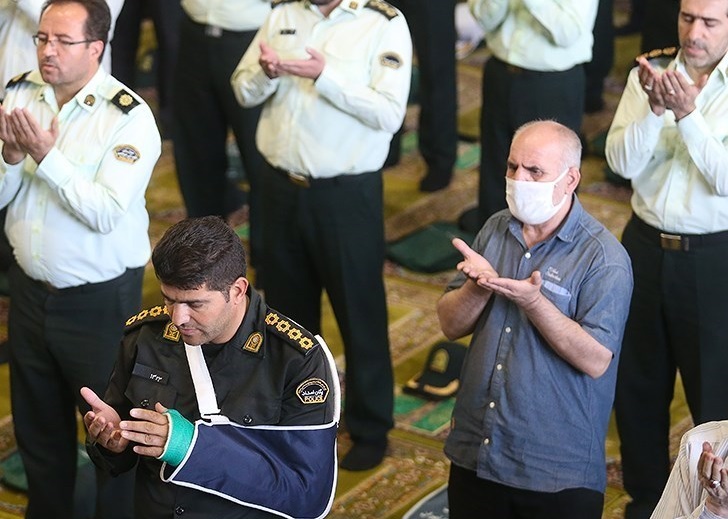 نیروی انتظامی با بدنی مجروح در صف نماز+عکس