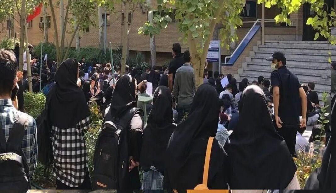 ۱۵ نفر از دانشجویان دانشگاه علامه آزاد شدند/دانشجویان مطالبه خود را در قالب ساختارهای دانشگاه پیگیری کنند
