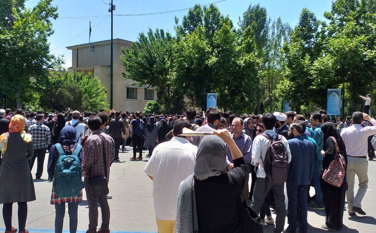 روایتی از تجمع دانشگاه تهران/ دانشجویان معترض حاضر به صحبت نشدند
