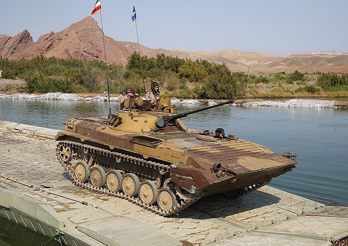 یگان های زرهی سپاه در حال عبور از روی رودخانه ارس + عکس