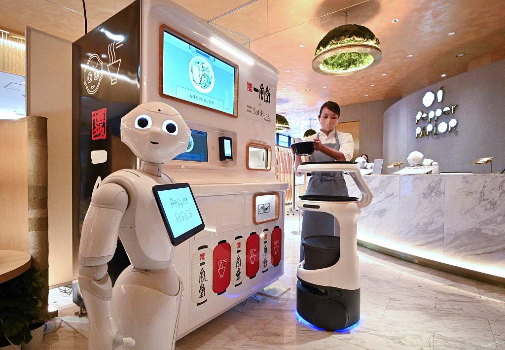 ربات‌هایی که در رستوران‌های ژاپن جای انسان‌ها را گرفتند+عکس