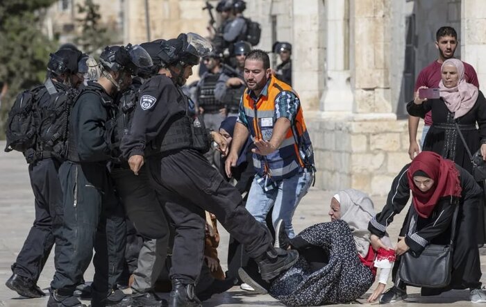 برخورد خشن سرباز رژیم صهیونیستی با یک زن در بیت المقدس+عکس