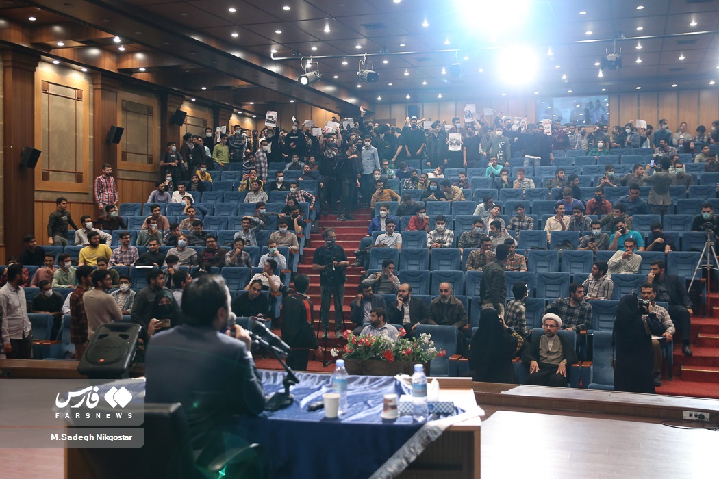 دانشجویان معترض در هنگام سخنرانی سخنگوی دولت+عکس