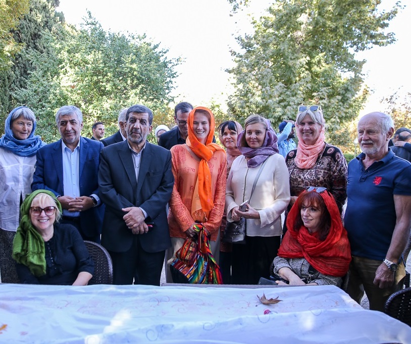 عکس یادگاری ضرغامی با توریست‌های خارجی