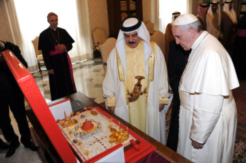 هدیه عجیب پادشاه بحرین به پاپ+عکس