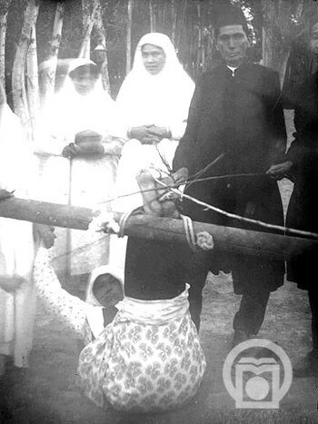 تصویری کمیاب  از فلک کردن خدمتکار زن در زمان قاجار+عکس