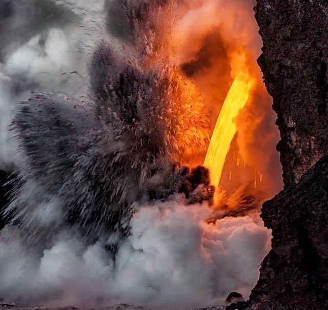 تصویر شگفت‌انگیز از فرود گدازه آتشفشان در اقیانوس+عکس