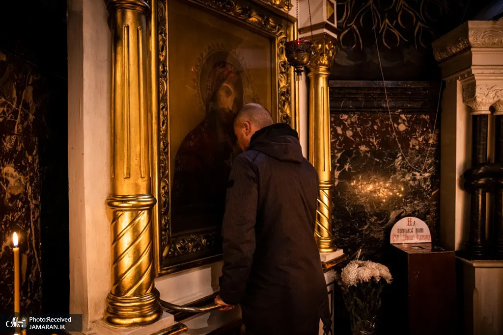 دعا و نیایش در کلیسایی در اوکراین+عکس