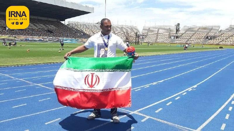 قهرمان طلایی ایران با عکسی از رهبر انقلاب + عکس