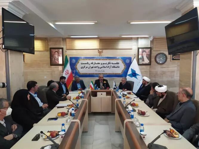 دانشگاهها دچار روزمرگی شدهاند/هدف دانشگاه آزاد تبدیل شدن به بهترین دانشگاه ایران است دانشگاهها دچار روزمرگی شدهاند/هدف دانشگاه آزاد تبدیل شدن به بهترین دانشگاه ایران است