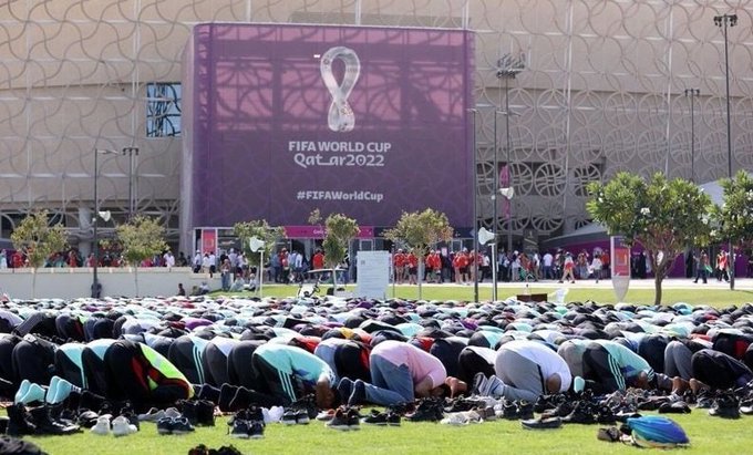 تصویر دیدنی از نماز جماعت قبل از بازی ایران و ولز+عکس
