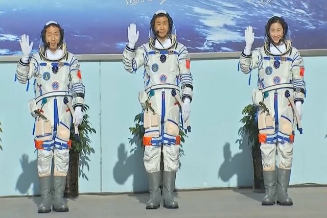 فضانوردان چینی در مغولستان فرود می‌آیند