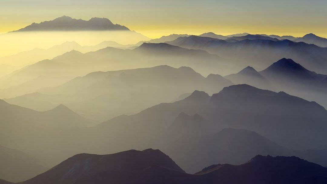 تصویر دیدنی از طلوع خورشیدِ امید بر کوه‌های کرکس+عکس