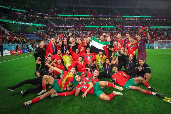 بالا بردن پرچم فلسطین توسط تیم مراکش پس از برد اسپانیا