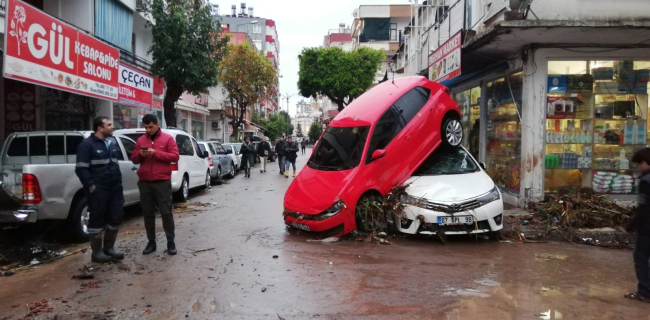 وضعیت عجیب خودروها پس از سیل ایتالیا+عکس